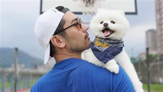 高以翔3年前暖舉　粉樂捐36包飼料