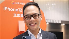 台灣大開賣iPhone 12iPhone 12系列2款新機23日在台灣正式開賣，台灣大哥大總經理林之晨表示，今年預購的買氣較108年同期增加2到3倍，但目前手機供貨量暫不能滿足所有需求，以Pro的缺貨量較多。中央社記者裴禛攝　109年10月23日