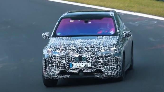 BMW純電休旅飆賽道　過灣依舊靈活