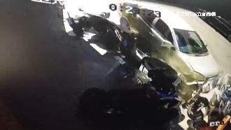 無照駕駛！飆速過彎掃整排撞18機車