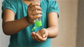 女童使用乾洗手，臉卻燒起來。（圖／翻攝自pixabay）