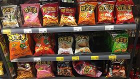 逛全聯發現可樂果多達11種口味，瞬間選擇性障礙。（圖／翻攝自我愛全聯-好物老實説臉書）