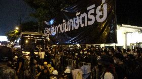 泰國反政府示威在德國大使館前架起標語