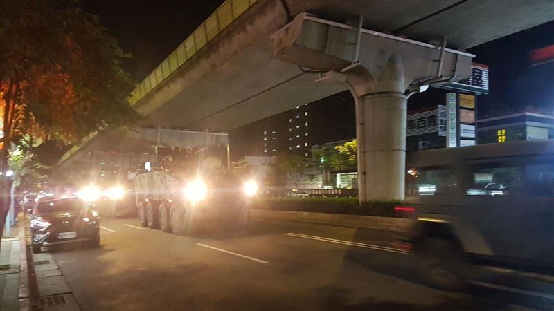內湖驚見裝甲車上陽明山　網：快迴避