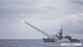 海軍寧陽軍艦發射魚叉反艦飛彈。(圖/國防部提供)
