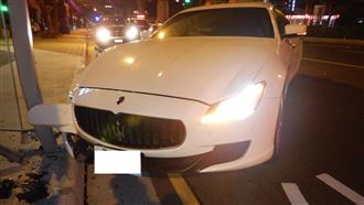 台中7百萬海神撞公車亭…駕駛竟消失