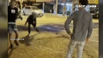 喪屍出沒台南？醉男步伐搖晃民眾驚