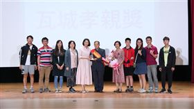 ▲鄭奕富全家自瓦城慈善基金會執行長吳丹鳳手接獲孝親獎殊榮。（照片提供／瓦城泰統慈善基金會）