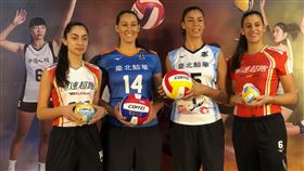 企業排球聯賽31日開打　外籍球員亮相企業甲級男女排球聯賽今年邁入第16屆，31日將在台北市立大學體育館開打，極速超跑及台北鯨華各網羅2名外援，為來自塞爾維亞的希羅維奇（Aleksandra Cirovic）（左）、馬柯維奇（Bozica Markovic）（右）以及巴西的拉莫斯（Anny Ramos）（左2）和席瓦（Jessica Silva）（右2）。中央社記者黃巧雯攝　109年10月26日