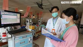 亞大醫院血液透析室主任林崇智與護理師討論病情