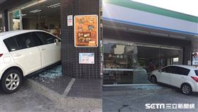 轎車撞進彰化和美超商／翻攝自和美小鎮、卓先生授權提供