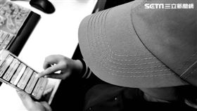 滑手機（圖／資料照）