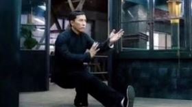 ▲網友貼「葉問蹲」幫解決，笑翻網友。（圖／翻攝自微信）