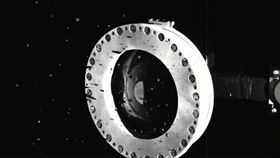 探測器「歐塞瑞斯號」本週在小行星貝努成功以機械手臂抓取大量石塊碎屑樣本。（圖取自twitter.com/OSIRISREx）