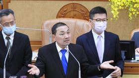 非法露營地經營定置蒙古包帳篷　侯友宜喊拆新北市議會26日進行市政總質詢，市長侯友宜（中）答詢時，針對水源保護地多處非法露營區經營定置蒙古包、帳篷及露營車等住宿問題表示，這已是違建，將提報公安小組稽查及強制拆除。中央社記者王鴻國攝　109年10月26日