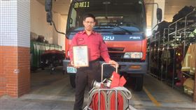 金門消防員研發水帶佈線推車　節省時間人力金門縣消防局26日表示，金城分隘小隊長李錫安（圖）帶領多名同事構思，研發長距離水帶佈線推車，較傳統佈線方式節省時間及人力，讓消防搶救工作更加快速順利。（金門縣消防局提供）中央社記者黃慧敏傳真　109年10月26日