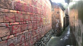 屏東潮州摸乳巷百年紅磚牆遭塗鴉（1）屏東縣潮州鎮建基老街上的「摸乳巷」是當地知名景點，百年紅磚牆近日遭人用噴漆、立可白等塗鴉，引起鎮民撻伐。中央社記者郭芷瑄攝　109年10月26日