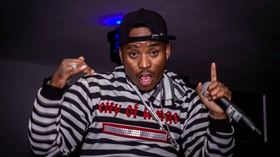 非洲辛巴威的嘻哈歌手卡爾文（Mgcini Calvin Nhliziyo）24日凌晨被無掛牌的汽車撞上，傷重身亡。/臉書