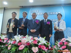 內政部評選智慧建築 台中大里光正段社宅獲獎（圖／台中市政府）