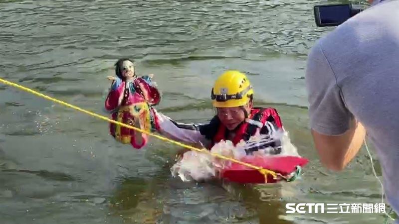 直擊謝龍介台中跳溪　他讚：水質很好