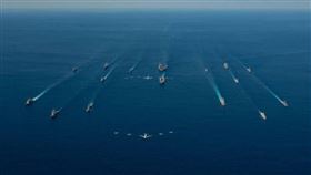 美國26日與日本聯手「銳劍」海陸空軍，在日本本土、沖繩和周邊海域展開為期11天軍事演習。（圖／翻攝自美國第七艦隊）