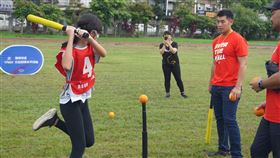 樂天桃猿梁家榮、前球星耿伯軒與無界塾實驗教育機構小朋友交流。（圖／球員工會提供）