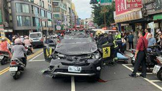 快訊／新北小客車撞4車　8旬翁不治