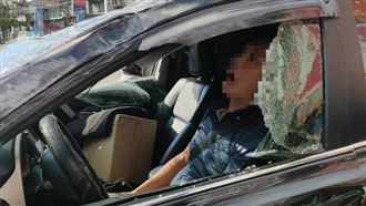 驚悚畫面曝　黑車撞4車駕駛癱車內