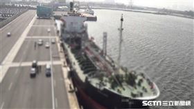 油輪「北斗星號」作為海上加油船，在高雄港補給、台中港裝柴油後出港，透過引介過駁柴油給不詳買主牟利。／翻攝畫面