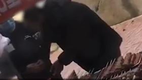 攤販用舌頭舔完糖葫蘆，再放上架賣。（圖／翻攝自西安商報） 