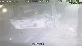 基隆市公車沿途撞擊機車及電桿(圖/翻攝畫面)
