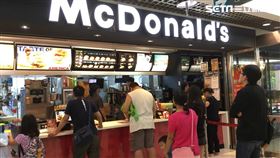今（1）日賣場內的麥當勞正常營業。（圖／記者凌毓鈞攝）