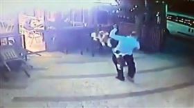 ▲憤怒的貓媽咪。（圖／翻攝自推特）