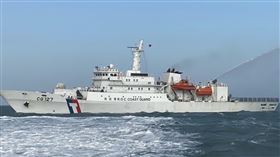 新北艦支援馬祖海巡　驅離越界船隻（1）馬祖海域近來出現大量中國籍抽砂船越界作業，馬祖海巡隊小型艦艇來回奔波驅離；為讓抽砂船退出馬祖海域，海巡署2000噸級新北艦27日上午開始與馬祖海巡隊共同執法。（馬祖海巡隊提供）中央社記者邱筠馬祖傳真　109年10月27日