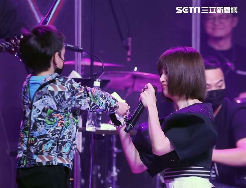 徐若瑄音樂分享會唱到落淚，兒子體貼遞上衛生紙要媽媽擦眼淚。（記者邱榮吉/攝影）