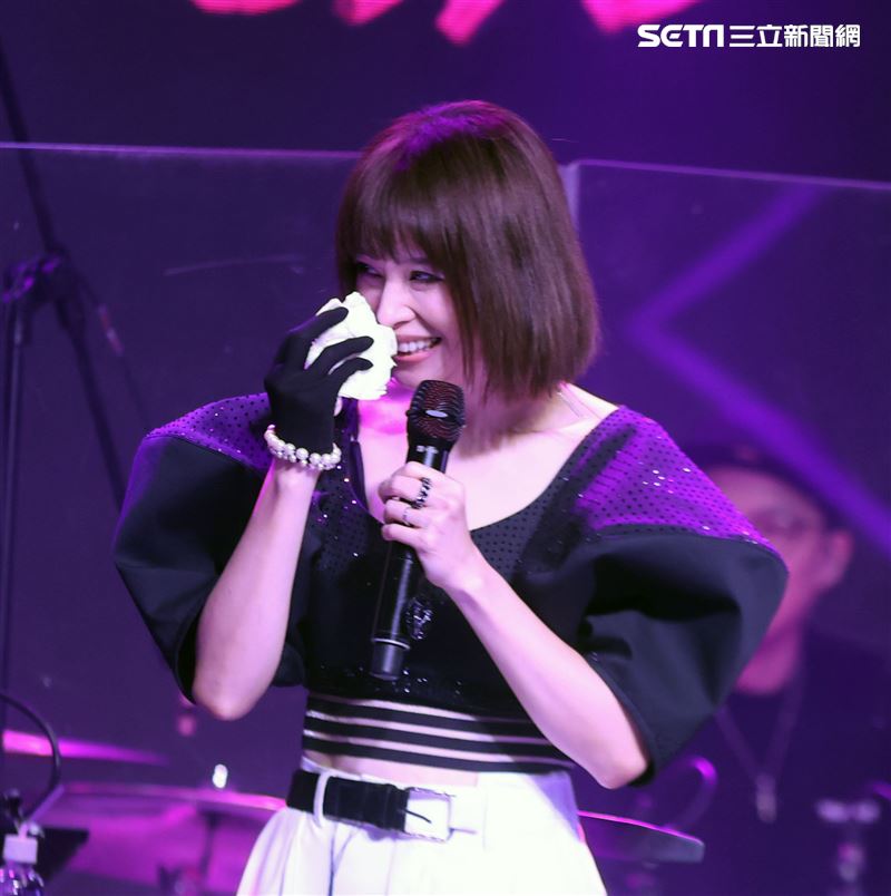 徐若瑄音樂分享會唱到落淚，兒子體貼遞上衛生紙要媽媽擦眼淚。（記者邱榮吉/攝影）