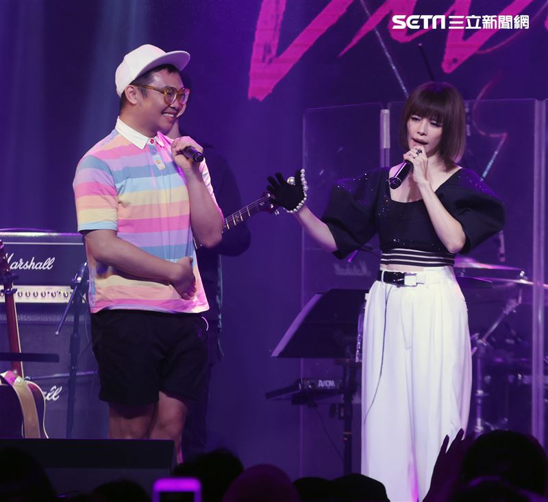 徐若瑄音樂分享會那那大師合體唱舞女。（記者邱榮吉/攝影）