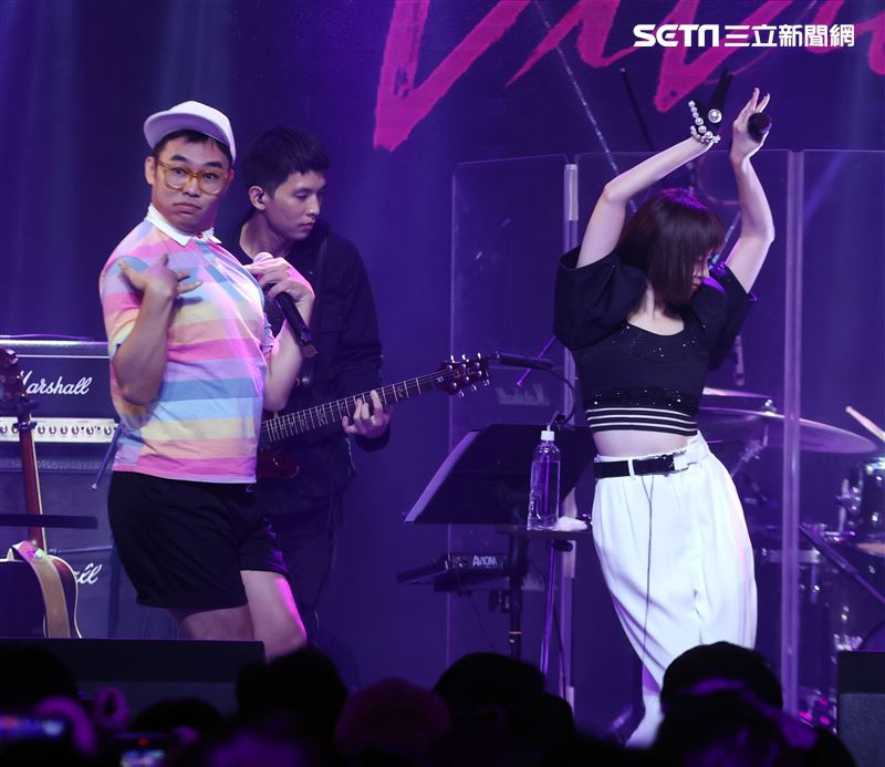 徐若瑄音樂分享會那那大師合體唱舞女。（記者邱榮吉/攝影）