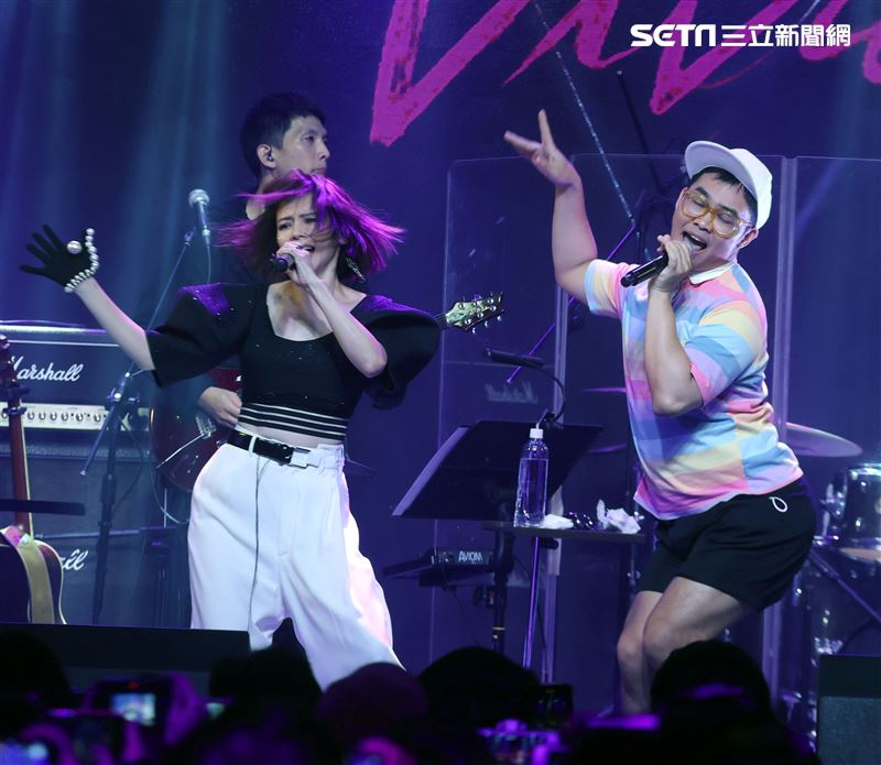 徐若瑄音樂分享會那那大師合體唱舞女。（記者邱榮吉/攝影）