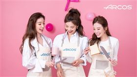 許維恩與大姊許路兒、二姊許菲菲。（圖／ARCOS阿科斯提供）