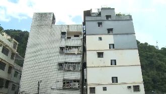 土壤液化影響　基隆2公寓傾斜靠一起