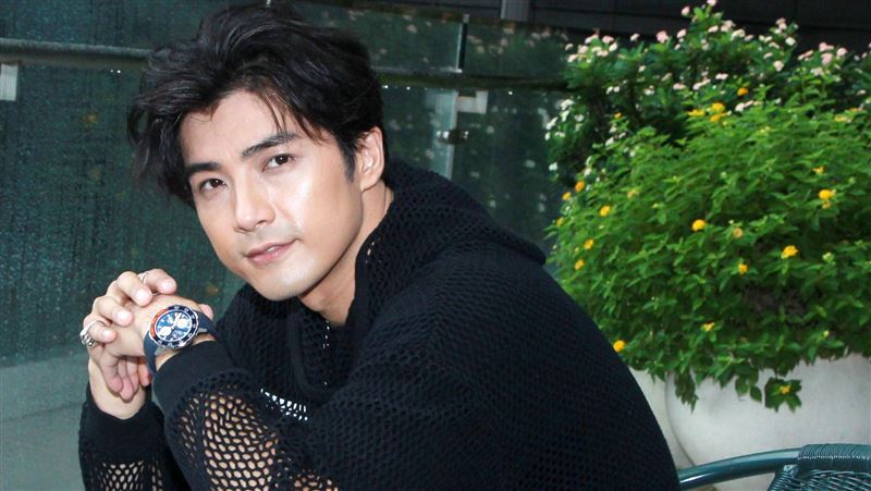 怕自己不行　賀軍翔沒戲拍啃老本自虐