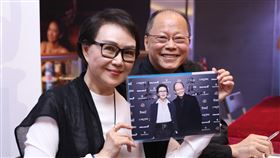 導演張毅與楊惠姍為影迷簽名新加坡華語電影節今年播映張毅執導的多部經典電影，導演張毅（右）與妻子楊惠姍（左）受邀出席，影迷利用機會要求簽名。中央社記者黃自強新加坡攝　108年4月22日