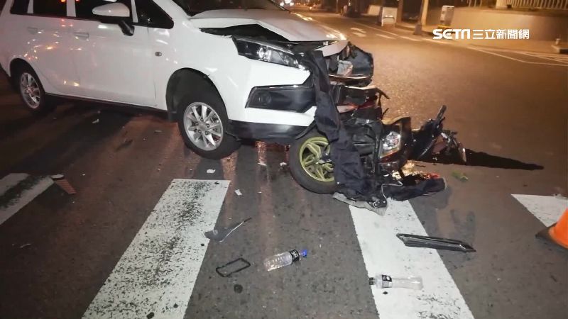 汽車經路口撞2機車　騎士傷重送醫