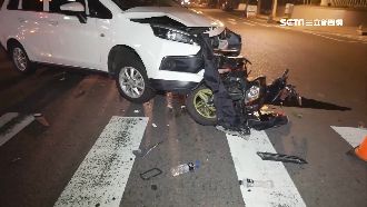 汽車經路口撞2機車　騎士傷重送醫