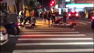 捷運站前對撞　雙載騎士噴飛送醫搶救