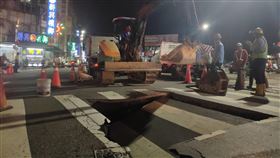 左營大路坑洞。（圖／翻攝自高雄市水利局）