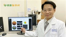 高雄市立小港醫院眼科部鄭凱駿主任指出，糖尿病患者應時時刻刻注意自己的身體狀況，做好血糖管理，並定期回診與追蹤各器官的狀況，倘若眼睛出現視力模糊的狀況，應立即就醫檢查，且勿拖延病症。