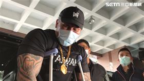 ▲「館長」陳之漢本尊於中槍後首度露面，坐著輪椅出庭。（圖／記者楊佩琪攝）