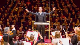 加拿大指揮亞尼克首次歐洲巡演紀錄片　在台試片音樂紀錄片「指揮巨星亞尼克」（Ensemble）描述當今樂壇炙手可熱的指揮家亞尼克．聶澤賽金（Yannick Nezet-Seguin）（中），與他發跡的「蒙特婁大都會管弦樂團」音樂家們首次歐洲巡演過程，27日在台試片。（海鵬影業提供）中央社記者葉冠吟傳真　109年10月27日